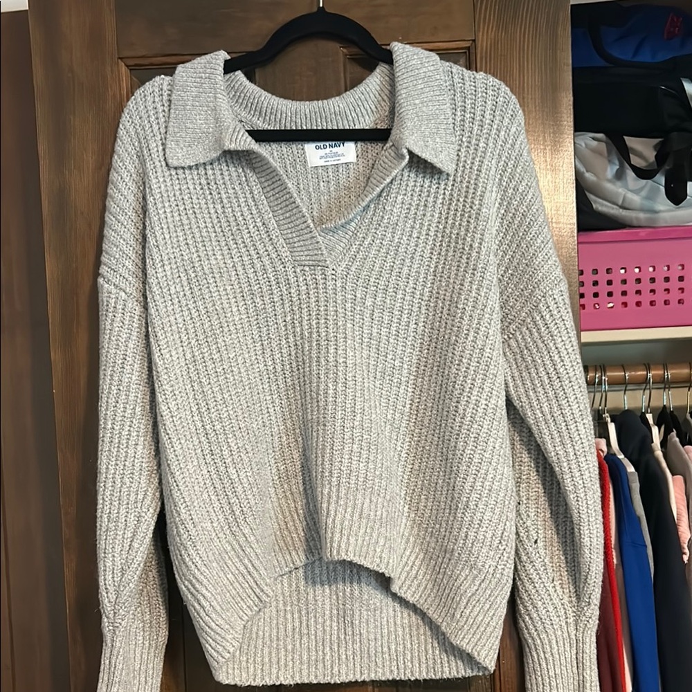 Old Navy Gray V-Neck Sweater with Ribbed Texture